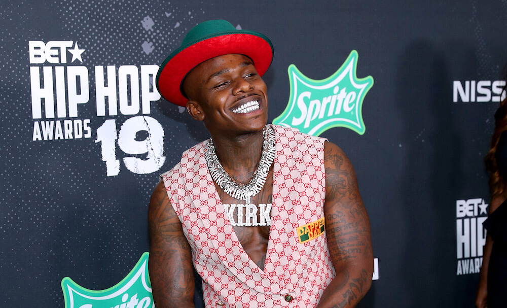 DaBaby mengenakan rompi dan topi, saat sedang hadir di salah satu event penghargaan hip-hop.